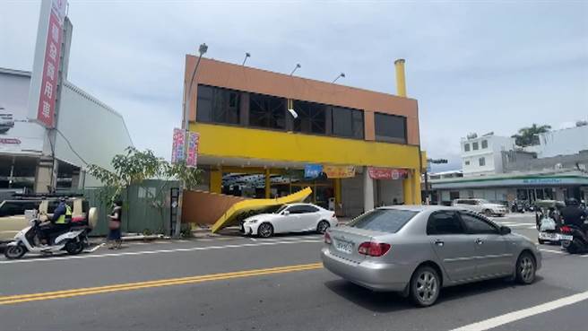 台东市1间3C连锁卖场的黄色招牌，疑似不堪颱风连日摧残，无预警掉落砸毁1辆百万日系进口车。（民眾提供／萧嘉蕙台东传真）