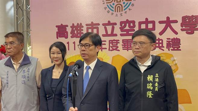 高雄今日新增2例登革热本土确诊个案，2人曾到过旗津、寿山步道。高雄市长陈其迈表示，将对两地实施扩大清消，减少病媒蚊孳生。（崔正纲摄）