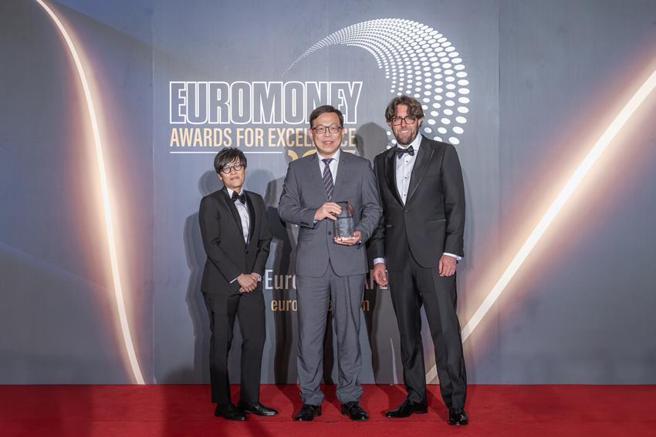 （中信银行14度获得《Euromoney》评选为「台湾最佳银行」，由Delinian Group亚洲区内容总监Sze Toh Yuin Munn(左)与Euromoney亚洲区主编Elliot Wilson(右)共同颁奖，由中国信托银行副总经理暨香港分行资本市场部部长陈家裕(中)代表受奖。图／中信银行提供）