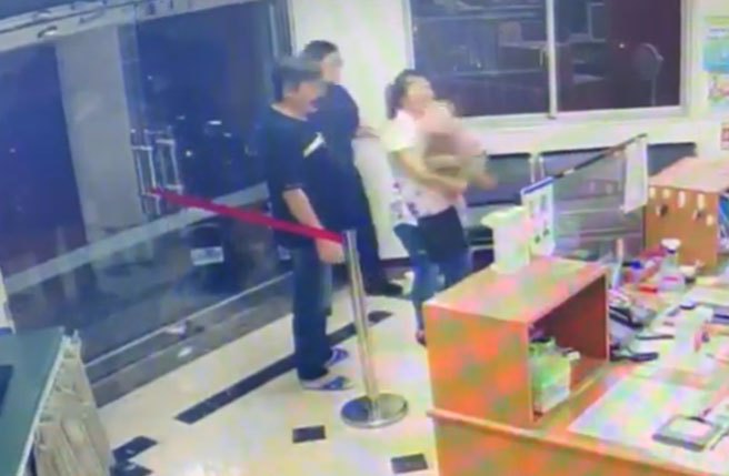 民眾拾获1只红贵宾犬后报案，值班员警先宾安置在派出所内，恰巧饲主也到其他派出所找狗，辗转得知爱犬「朱比」已经被好心人带到派出所，领回时对频频对员警致谢。(翻拍影片)