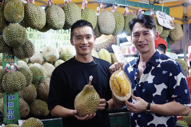 陈泽耀（左）当起马来西亚地陪，带温昇豪品嚐水果之王榴槤。（新世纪南向开发提供）