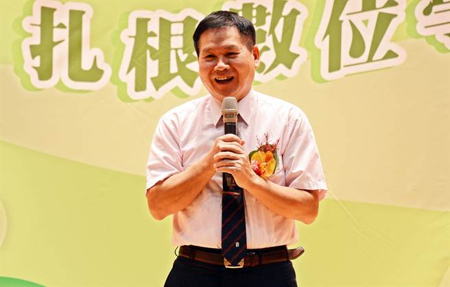 将届龄退休校长许金元，在教职生涯最后一年获得师铎奖殊荣，划下完美句点。（林和生摄）