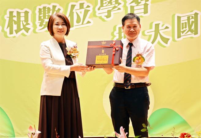 竹田国中校长许金元（右）在届龄退休前获得师铎奖殊荣，屏东县长周春米同时颁赠退休纪念品。（林和生摄）