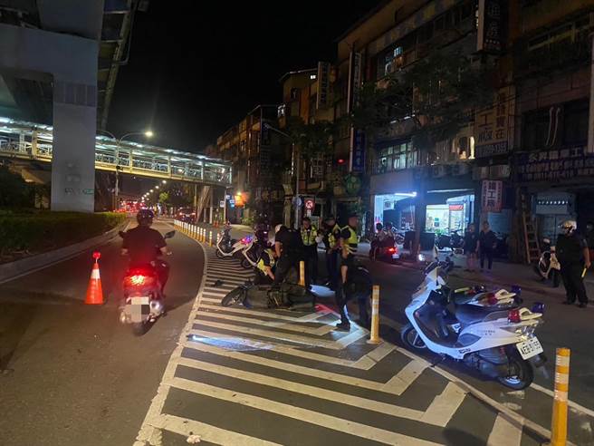 萧姓毒品通缉犯30日凌晨骑车行经大汉桥时，拒绝警方盘查，还骑车衝撞警员，导致2名警员受伤，警方立即压制逮捕萧男。（海山警分局提供）