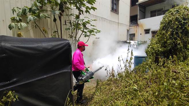 南投县今天新增2例本土登革热个案，卫生局获报后前往确诊者住家附近喷药消毒。南投县政府提供