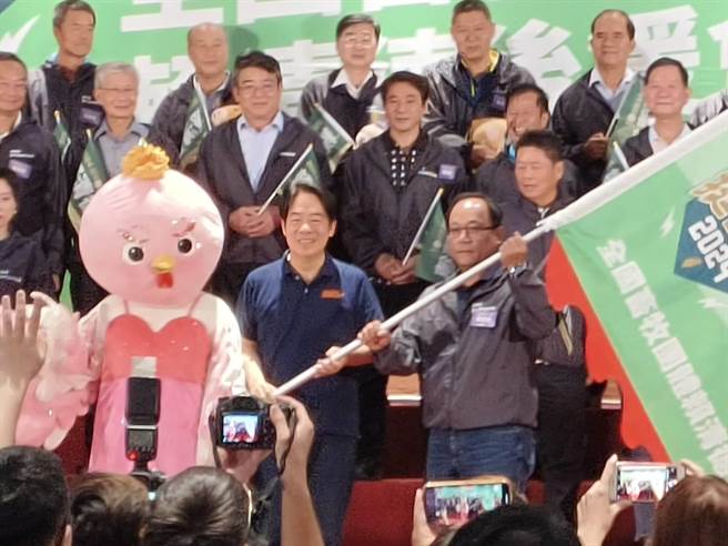 民進黨總統參選人賴清德副總統授旗養雞團體代表。（廖素慧攝）