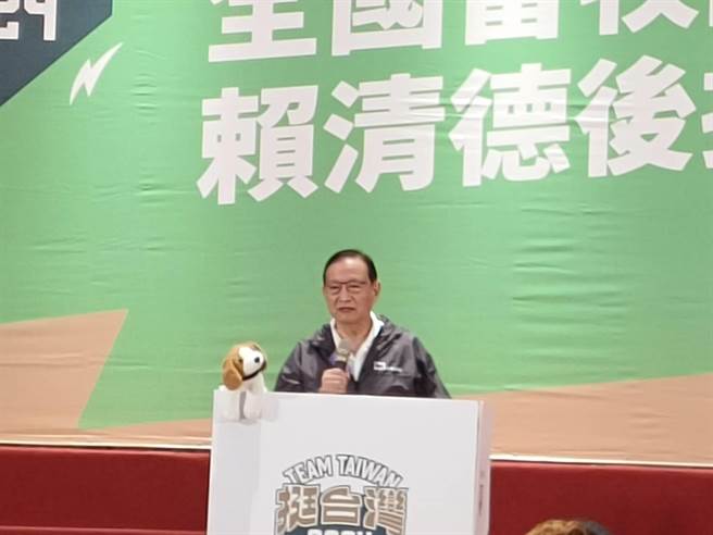 全國飼料公會監事、卜蜂集團董事長鄭武樾代表上台致詞。（廖素慧攝）