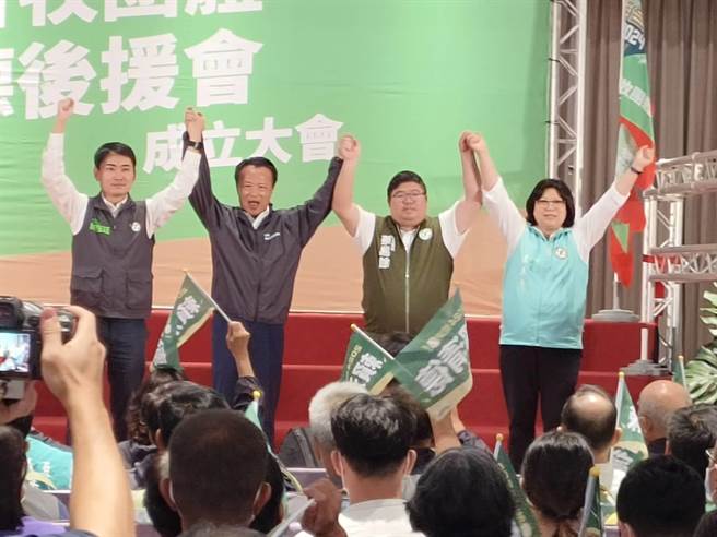 嘉義縣長翁章梁偕嘉義縣市立委參選人蔡易餘、陳冠廷、王美惠同框。（廖素慧攝）