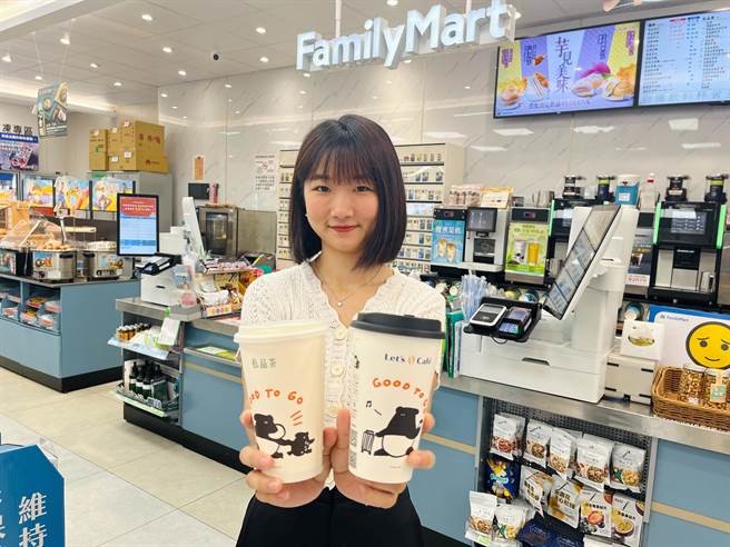 全家推出「鲜露青茶」与「鲜露醇奶茶」，原价分别为40元与55元。（全家提供／朱世凯台北传真）