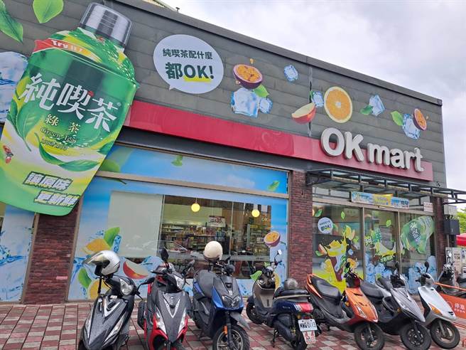 OKmart将门市装饰纯吃茶标语与夏季意象，吸引消费者上门。（OKmart提供／朱世凯台北传真）