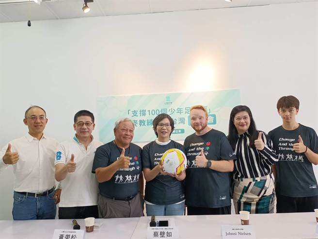 民眾党立委台中一选区参选人蔡壁如表示，盼大眾一起参加募资活动，一圆100个孩子的足球梦。（陈淑娥摄）