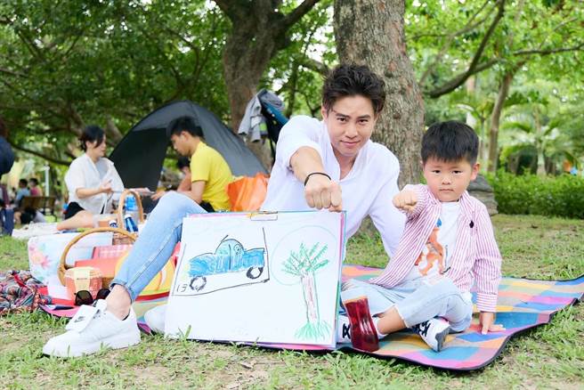 吴东谚带4岁儿子斗宅一起参加「亚尼克写生比赛」。（亚尼克提供）