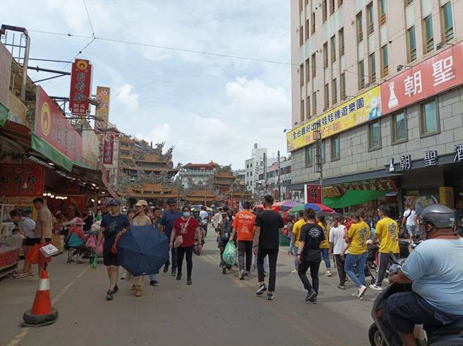 颱风过后出游透气，云林县北港朝天宫等景点涌现人潮。（张朝欣摄）