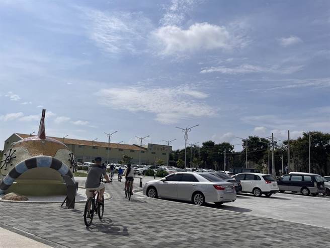 颱风过后出门散心，云林县口湖游客中心有20余旅游团造访。（张朝欣摄）