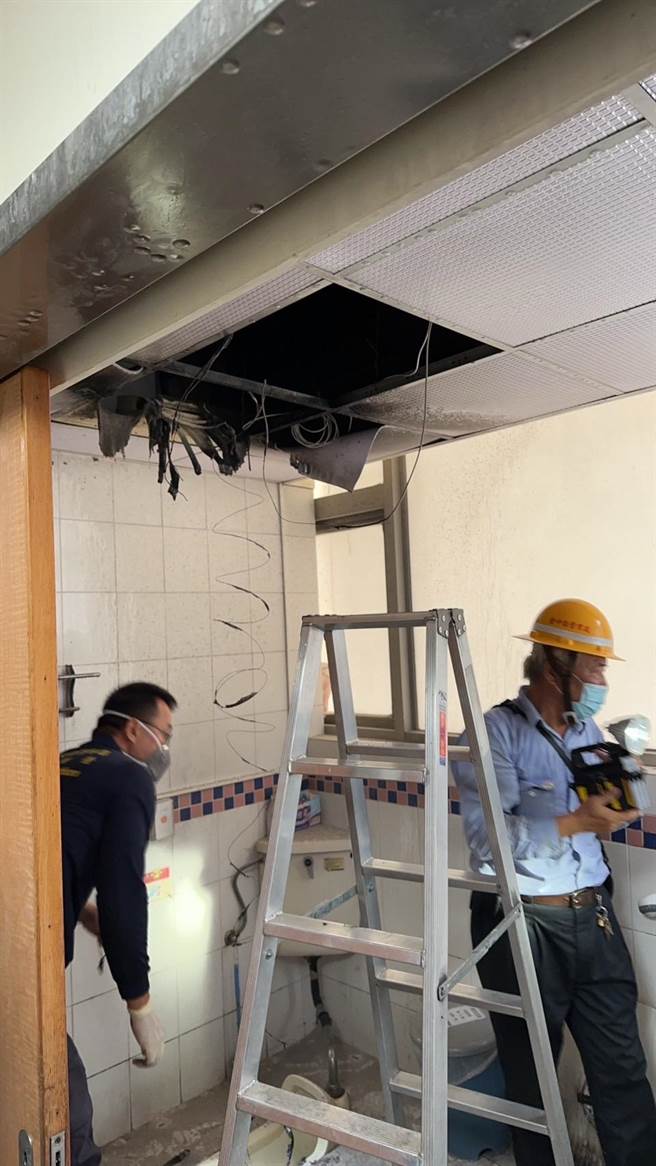 台中市童综合医院30日惊传火警，5楼病房厕所天花板部分遭烧毁。（台中市消防局提供）