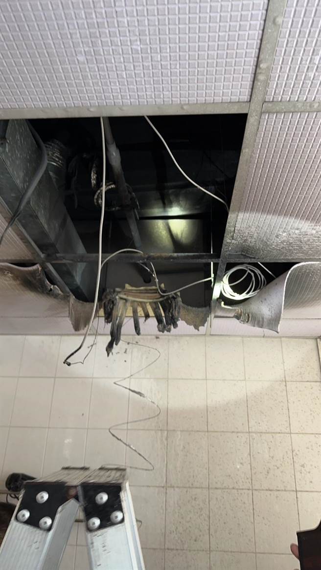 台中市童综合医院30日惊传火警，5楼病房厕所天花板部分遭烧毁。（台中市消防局提供）