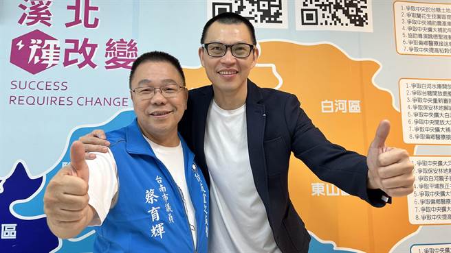 大新营区的资深议员蔡育辉（左）答应全力助选，并允诺出任周宏昌（右）的竞选团队总干事。（张毓翎摄）