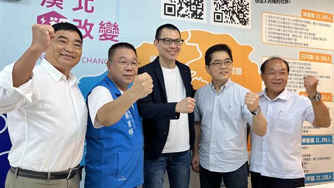 国民党秘书长黄健庭（右二）今天南下，与国民党台南市党部主委林进旺（右一）带着周宏昌（左二）拜访基层要角。（张毓翎摄）