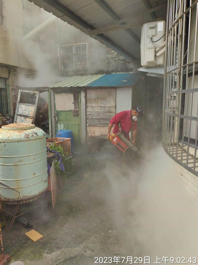 为防治登革热，高雄市卫生局前往旗津社区喷洒药剂防治。（高雄市卫生局提供／崔正纲高雄传真）