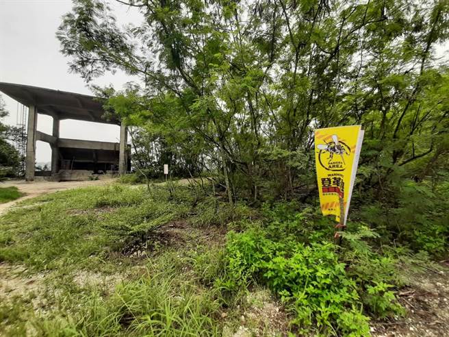 卫生局在寿山登山步道放置高风险场域及警示旗，提醒民眾注意防蚊。（高雄市卫生局提供／崔正纲高雄传真）