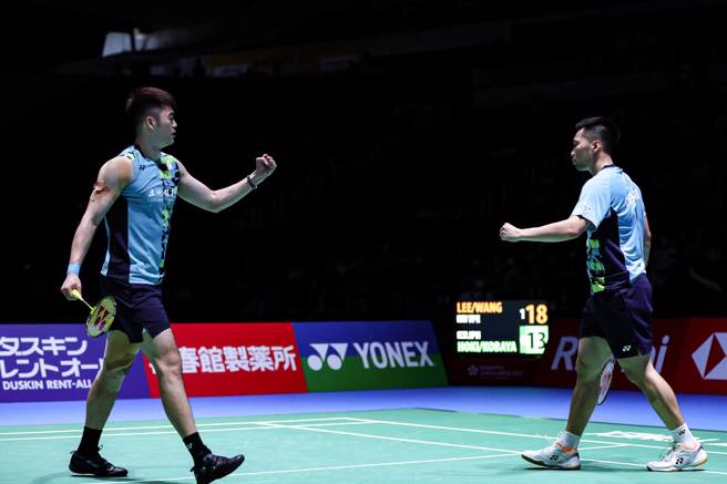 李洋（右）、王齐麟（左）为彼此的好球喝采。（资料照／Badminton Photo提供，陈筱琳台北传真）