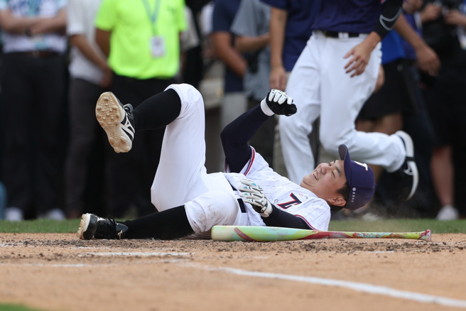 中信兄弟江坤宇最後以0轟作收，倒地後氣力放盡被隊友們抬出場。（中職提供）