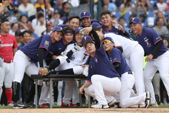 戴培峰（右前）在江坤宇（中）喊暫停時上場自拍。（中職提供）