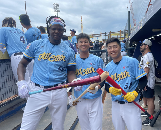 中信兄弟德保拉（左）、吕彦青（右）及乐天桃猿黄子鹏参加全方位打击王。（毛琬婷摄）