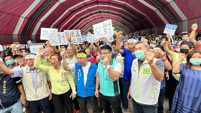 台南市柳營區民反對柳營科技園區興建焚化爐，30日超過600名居民集結在篤農活動中心抗議，多位民代到場聲援。（張毓翎攝）