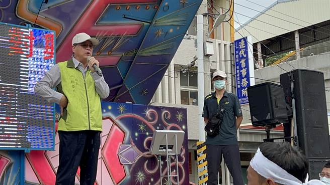 台南市政府經發局長林榮川（左）表示，市府會蒐集民眾意見帶回討論。（張毓翎攝）