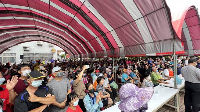 許多人頭綁抗議的布條，手還高舉著「拒絕蓋焚化爐」等牌子，並要求市府另覓地點興建。（張毓翎攝）