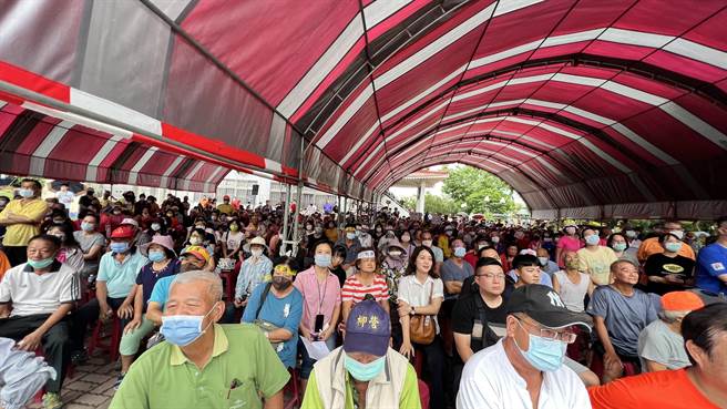 600名居民集結在篤農活動中心，抗議市府罔顧民意，要求撤銷興建案。（張毓翎攝）