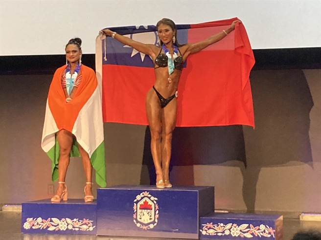 世界警消運動會，台北市警局女警王令樺奪雙金，披國旗受獎。（警政署提供）