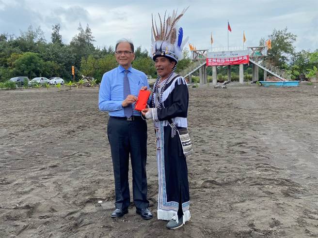 立法院长游锡堃（左）赠送大礼给社团法人宜兰县噶玛兰族发展协会理事长潘子淦（右）。（吴佩蓉摄）