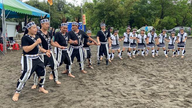 原住民表演大会舞。（吴佩蓉摄）