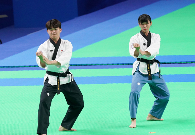 徐语泽（左）、黄品洁在跆拳道品势混双夺铜。（大专体总提供／陈筱琳台北传真）