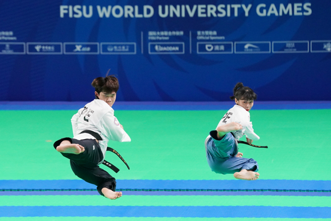 徐语泽（左）、黄品洁在跆拳道品势混双夺铜。（大专体总提供／陈筱琳台北传真）