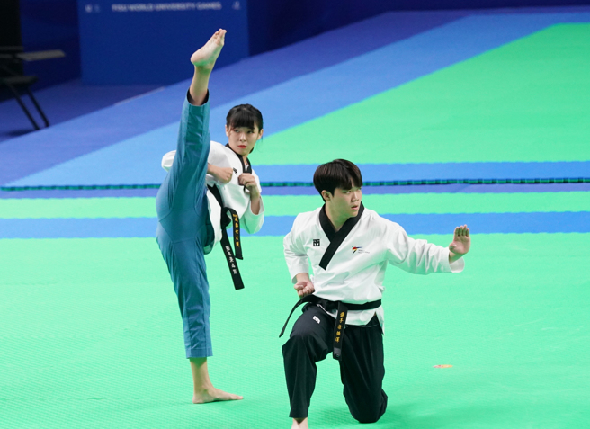 徐语泽（右）、黄品洁在跆拳道品势混双夺铜。（大专体总提供／陈筱琳台北传真）
