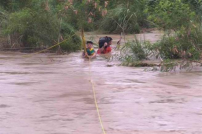 消防人员用抛绳枪并攻击式渡河，先将受困沙洲的3名移工救出。（新竹县消防局提供／罗浚滨新竹传真）