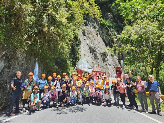 公路总局此次韶光行与中横健行队不期而遇，大家欢欣感动并留影。（公路总局提供）