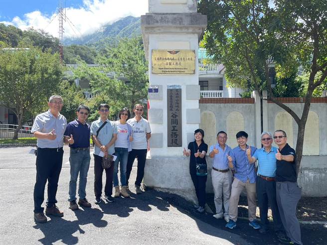 公路总局此次中横韶光行，大家在谷关工务段前合影。（公路总局提供）