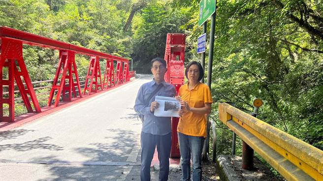 苏鹤寿子女手持韶光手册，比对当年施工期间，母亲带子探望与父亲作品的合影。（公路总局提供）