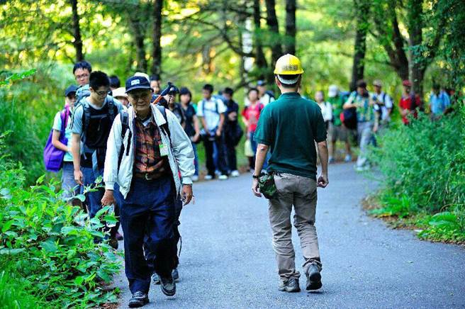 苏鹤寿当年以77岁高龄参加中横健行队重游旧地。（公路总局提供，叶志轩拍摄）

