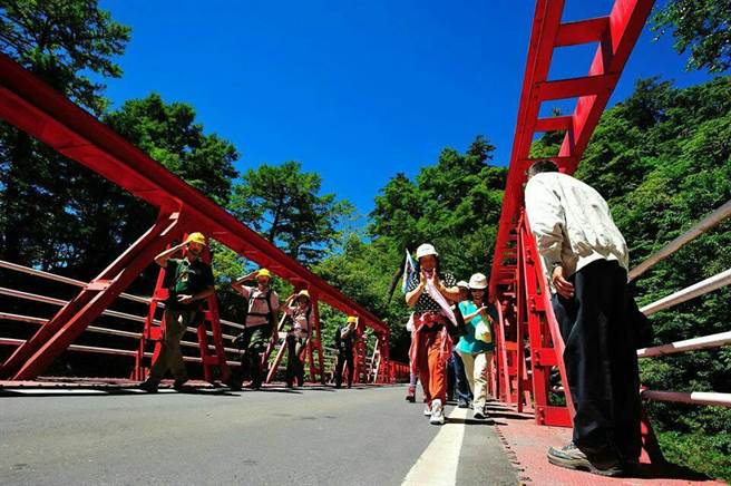 苏鹤寿当年以77岁高龄参加中横健行队重游旧地，并向队员深深一鞠躬。（公路总局提供，叶志轩拍摄）
