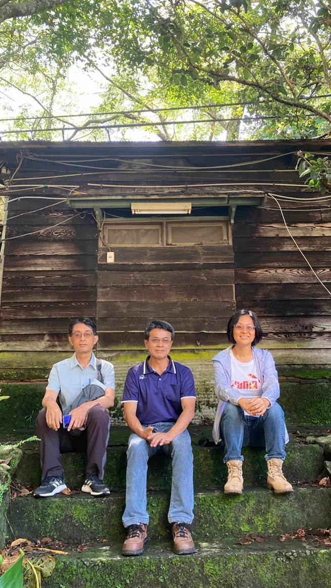 第一代筑路工程司苏鹤寿及赵世治之二代，在当年父亲住过的谷关宿舍前合影。（公路总局提供）