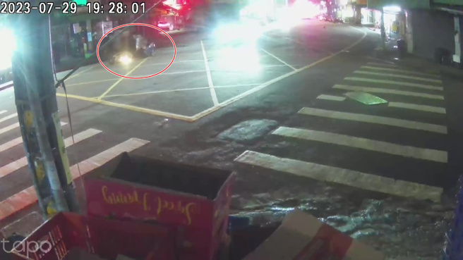 51岁柯姓男子酒醉后无故砍伤2男1女三名骑士，1名骑士被砍后倒地。（翻摄画面）