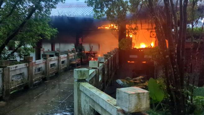 台大實驗林所屬溪頭森林遊樂中心內大學池販賣部晚間傳出火警。鹿谷消防分隊提供