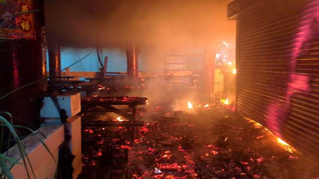 溪頭大學池販賣部晚間傳出火警，販賣部內設備幾乎付之一炬。鹿谷消防分隊提供