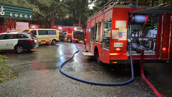 鹿谷消防分隊接獲溪頭大學池販賣部火警立即派消防車前往。鹿谷消防分隊提供