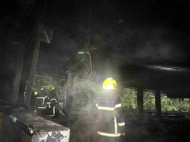 溪頭大學池販賣部晚間發生火災，火勢在消防隊員趕赴現場後21分完全撲滅。鹿谷消防分隊提供